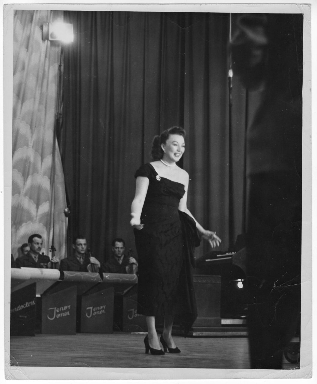 Marine Band plays with singer Ginny Simms (1951)