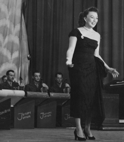 Marine Band plays with singer Ginny Simms (1951) (cropped)