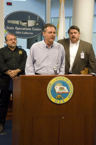 FEMA - 37130 - FEMA Administrator Paulison giving a briefing in California