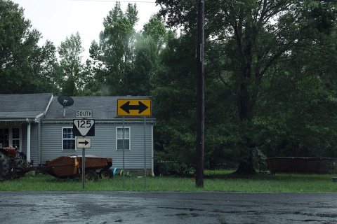 TN125 South Right Sign in