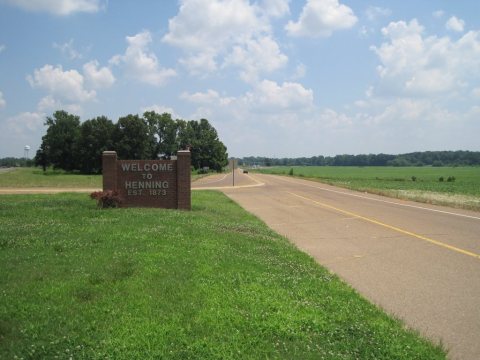 Henning TN welcome sign US51 01