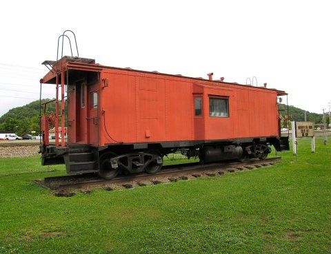 Spring-City-Depot-caboose-tn1