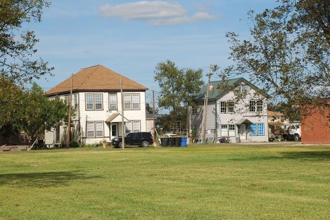 Anahuac TX Houses along Wilcox Street DSC 6310 ad