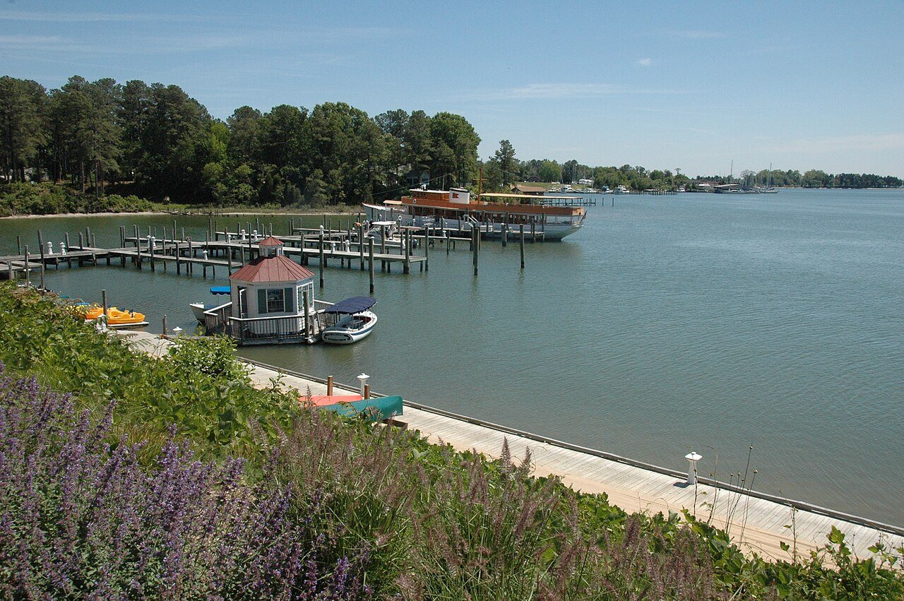 Tides Inn, Carter's Creek, Irvington, Virginia - panoramio - David Broad