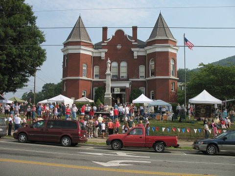 Independence va couthhouse during 4thJuly 2006