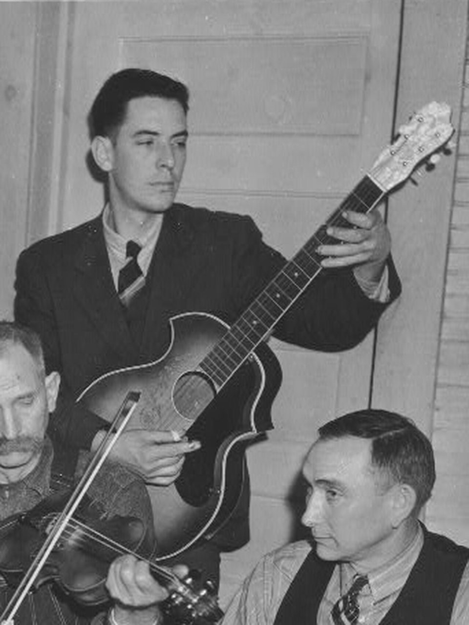 Kay Kraft Venetian guitar played by Fields Ward of The Bog Trotters Band, in Galax, Vieginia in 1937 (clip)