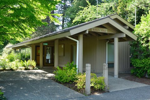 Hunts Point, WA - town hall 02