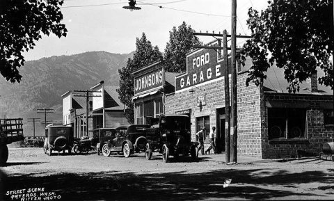 Street scene showing automobiles and a garage, Pateros, Washington, ca. 1915