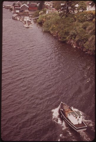 BOATING ON THE COLUMBIA RIVER AT CATHLAMET WHICH HAS A POPULATION OF 656