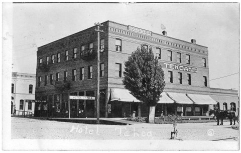 Hotel Tekoa, Tekoa, Washington, circa 1910 - DPLA - 9ff6972ea002f7aca2f2c973b4f51469