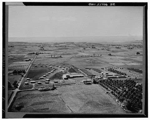 Granger, Washington. Air view of the Farm Security Administration (FSA) camp and homes. The community and school buildi…