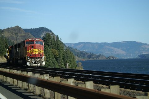 Near Stevenson, WA, Columbia River Gorge, Burlington Northern Santa Fe ^8233 Westbound, 2008