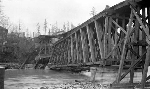 Columbia & Puget Sound Railroad Bridge #13 damaged by flood, Maple Valley, Washington, November 1911