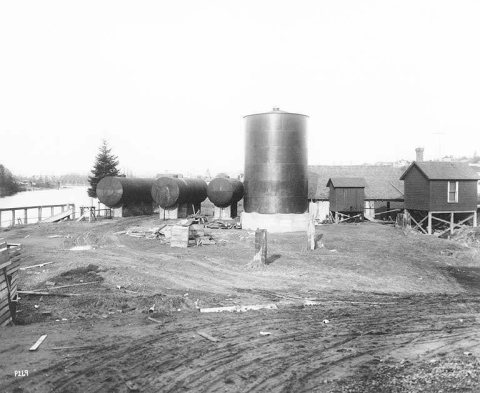 Storage tanks of the Mount Vernon Oil Co., Mount Vernon