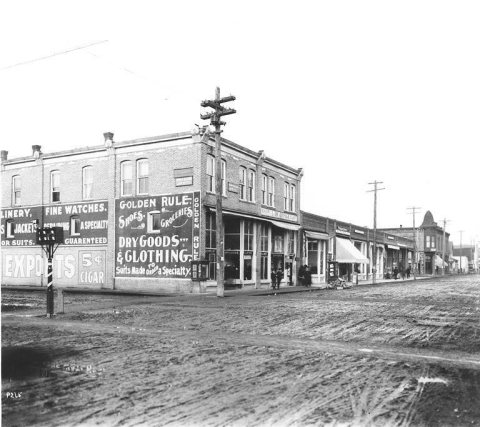 Business street in Mount Vernon
