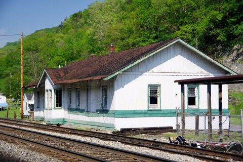 Oakvale-train-station-wv