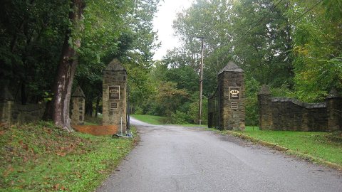 Vancroft in Wellsburg, gates