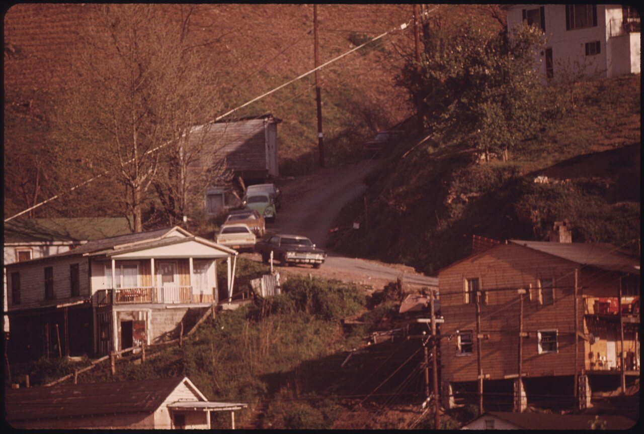 HOUSES PERCHED ON A HILLSIDE AT LOGAN, WEST VIRGINIA. MANY HOMES ARE BUILT THIS WAY BECAUSE LEVEL LAND IS AT A... - NAR…
