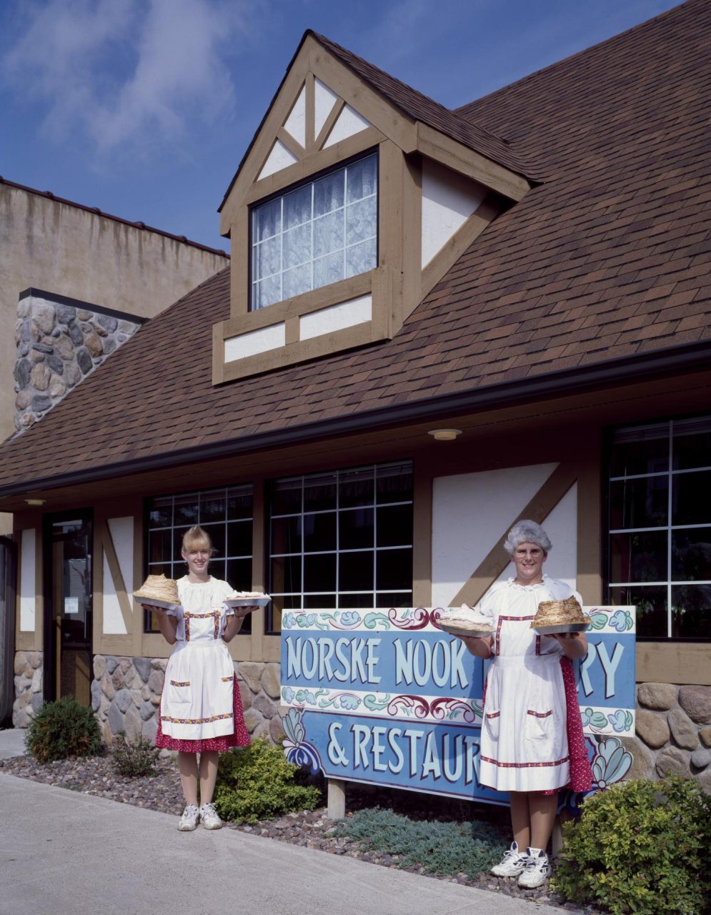 Waitresses and their goodies at Norske's Nook Cafe