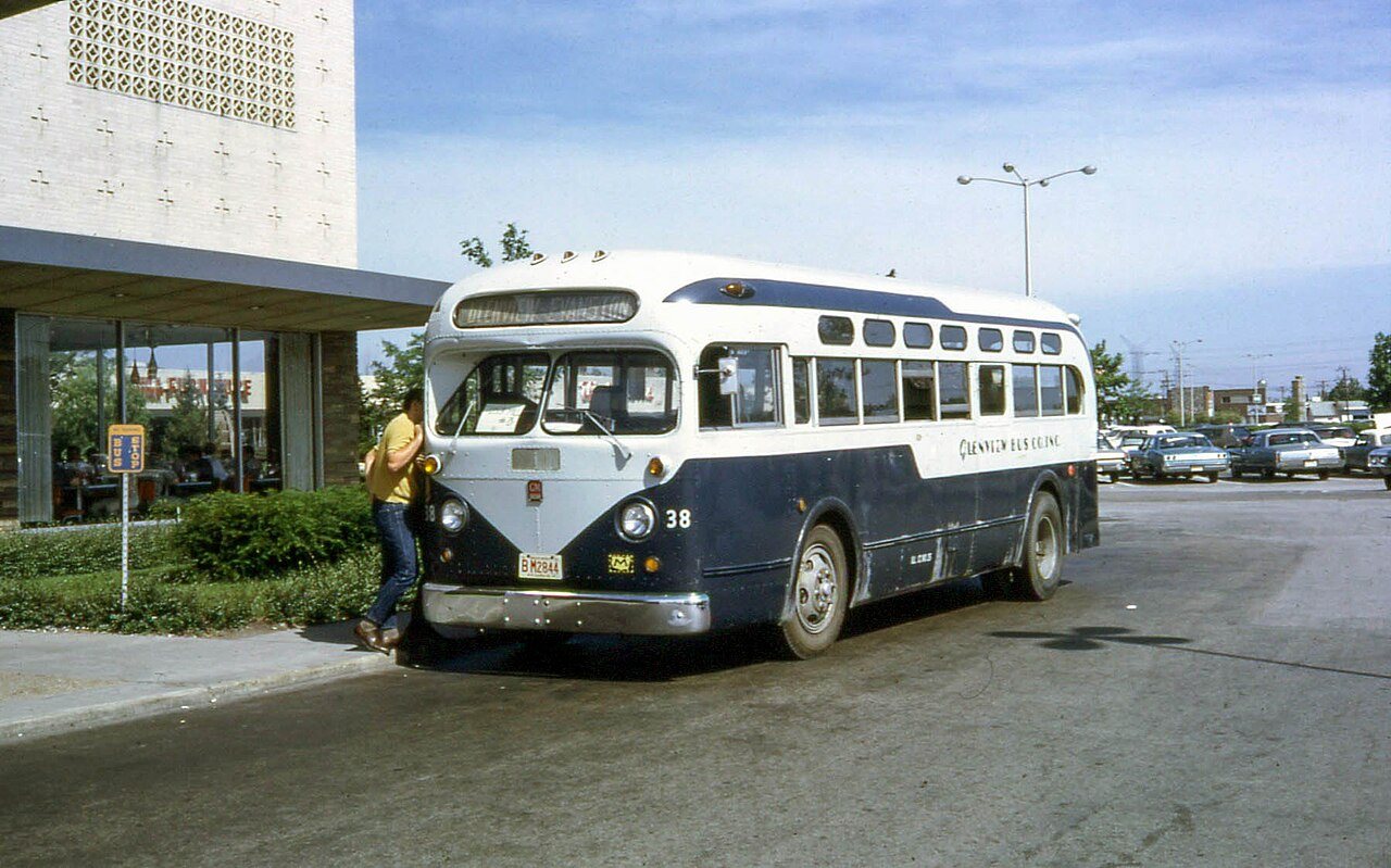 19680615 01 Glenview Bus Co. @ Golf Mill Shopping Center