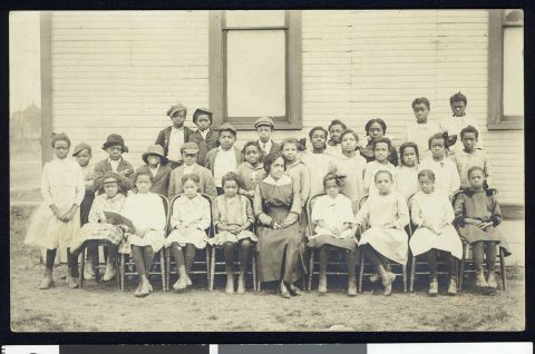 Third- and fourth-grade clases at the Lincoln School, Centralia, Illinois, 1916-1917 (scl-mss064-0434~1)