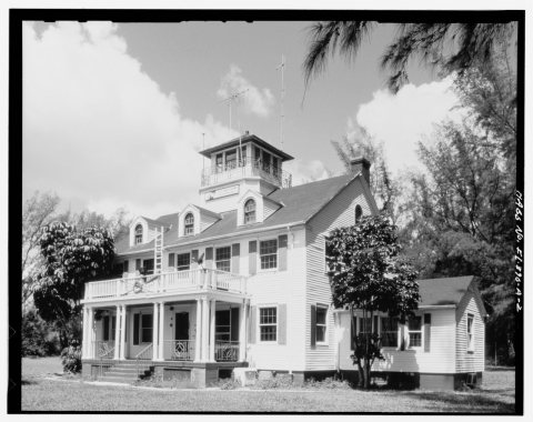 CLOSER OBLIQUE VIEW FROM THE SOUTHEAST. - U.S. Coast Guard Lake Worth Inlet Station, Dwelling, Peanut Island, Riviera B…