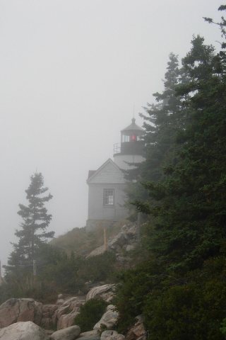 FARO ENTRE LA NIEBLA