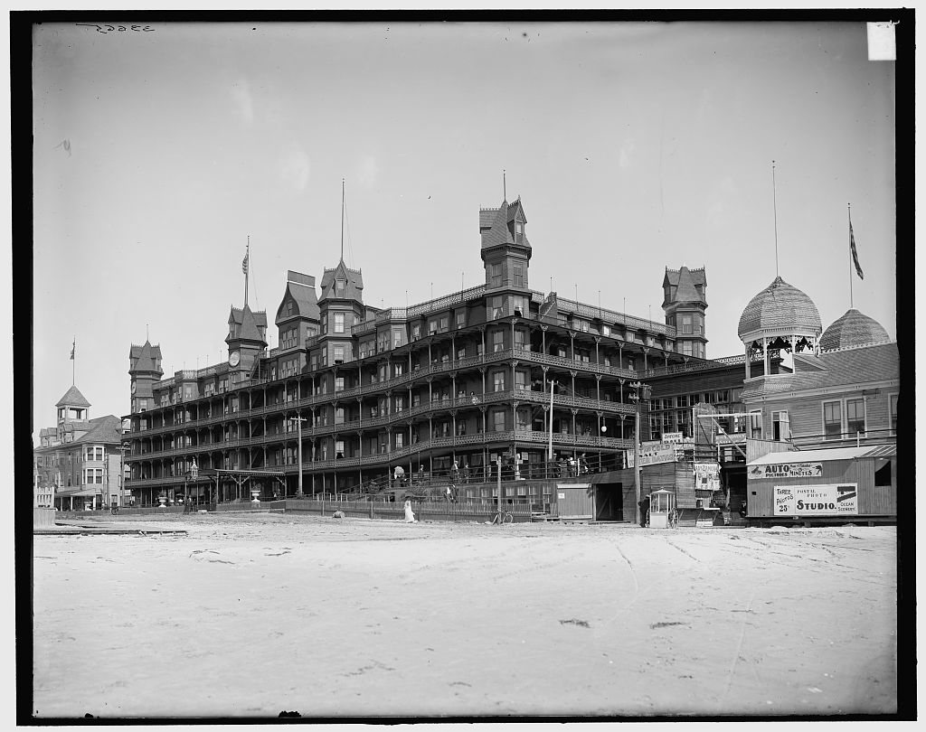 Old Orchard, Me., Hotel Velvet from beach