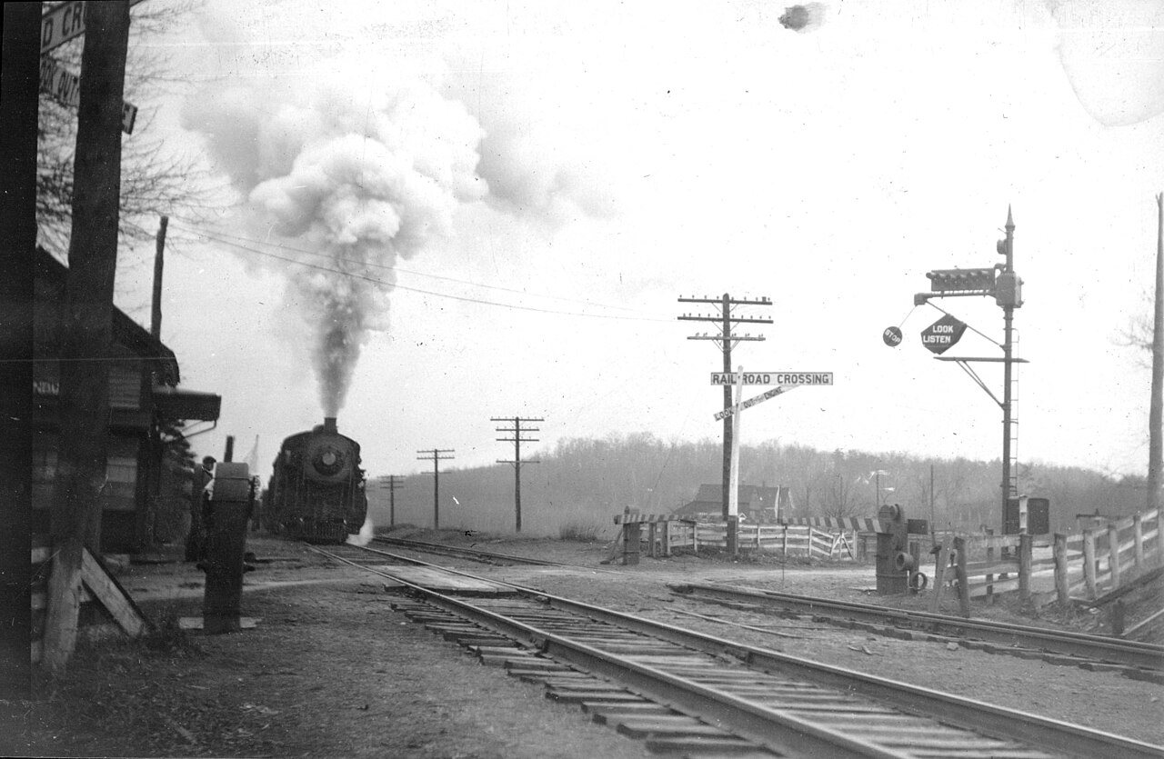 Train lunenburg mass wigwag and gates