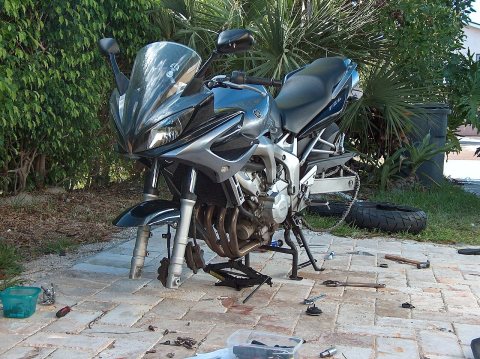2005 Yamaha FZ6 motorcycle getting maintained (HPIM0733)