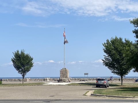 Garrison, Minnesota-04-Garrison Bay and memorial