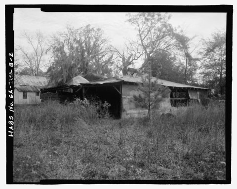 View from the north of the corner of the Jaudon-Bragg-Snelling Barn, facing south. - Jaudon-Bragg-Snelling Farm, Barn, …