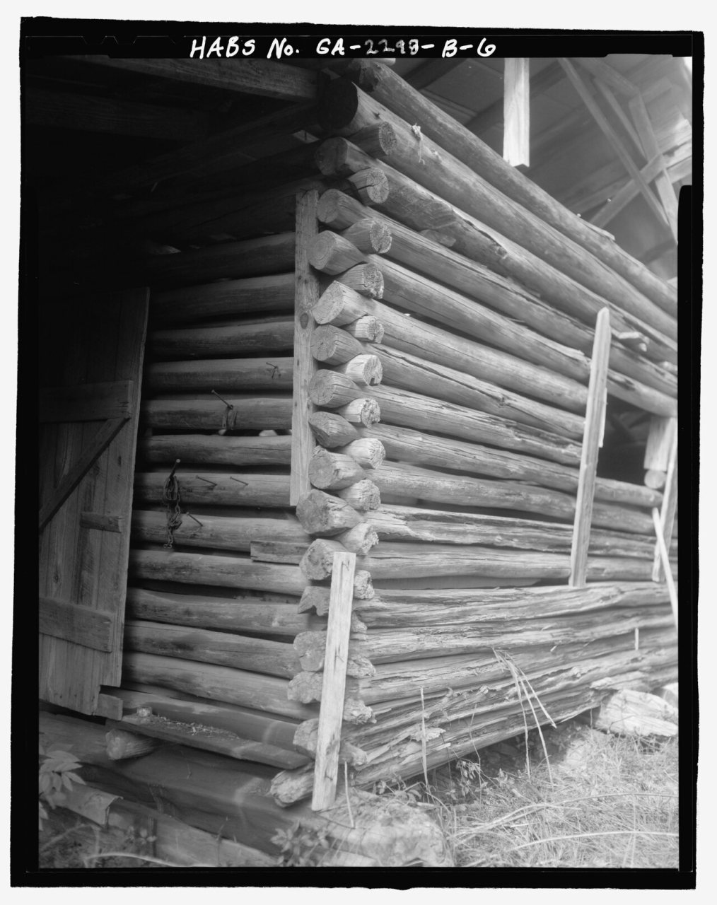 Detail of the log construction of the Jaudon-Bragg-Snelling Barn, from the south corner facing north. - Jaudon-Bragg-Sn…