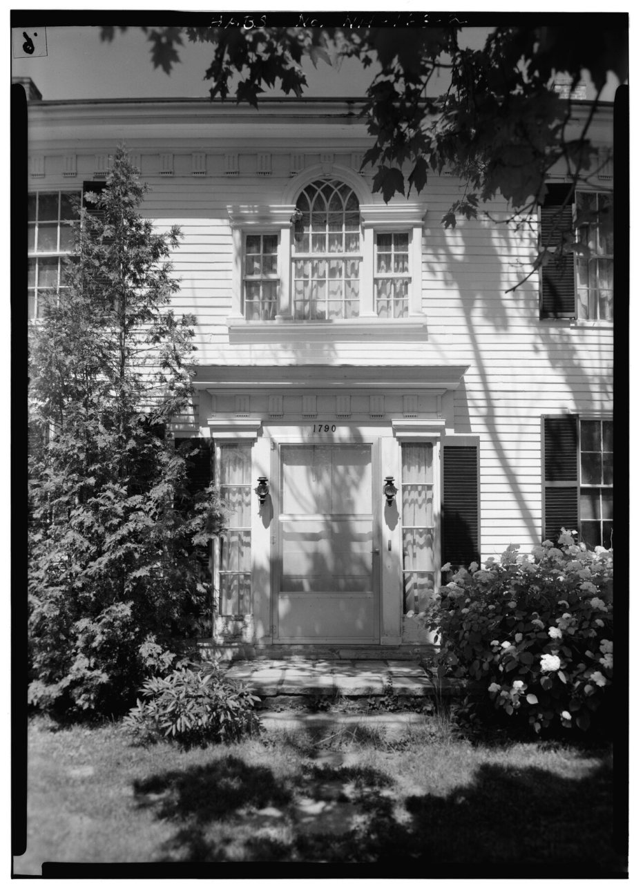 ENTRANCE DETAIL, SHOWING PALLADIAN WINDOW - Thomas and Eliphalet Williams House, Route 4, North side, Salisbury Heights…