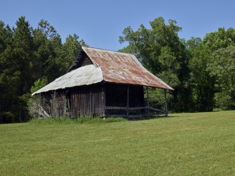 A Georgia barn near Gray, in Jones County, Georgia, considered classic because many Georgia barns are noted for their h…