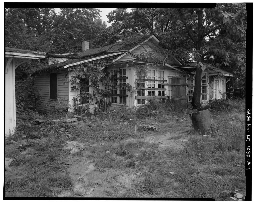 Benton Filling Station, Residence, 33 East Taunton Road
