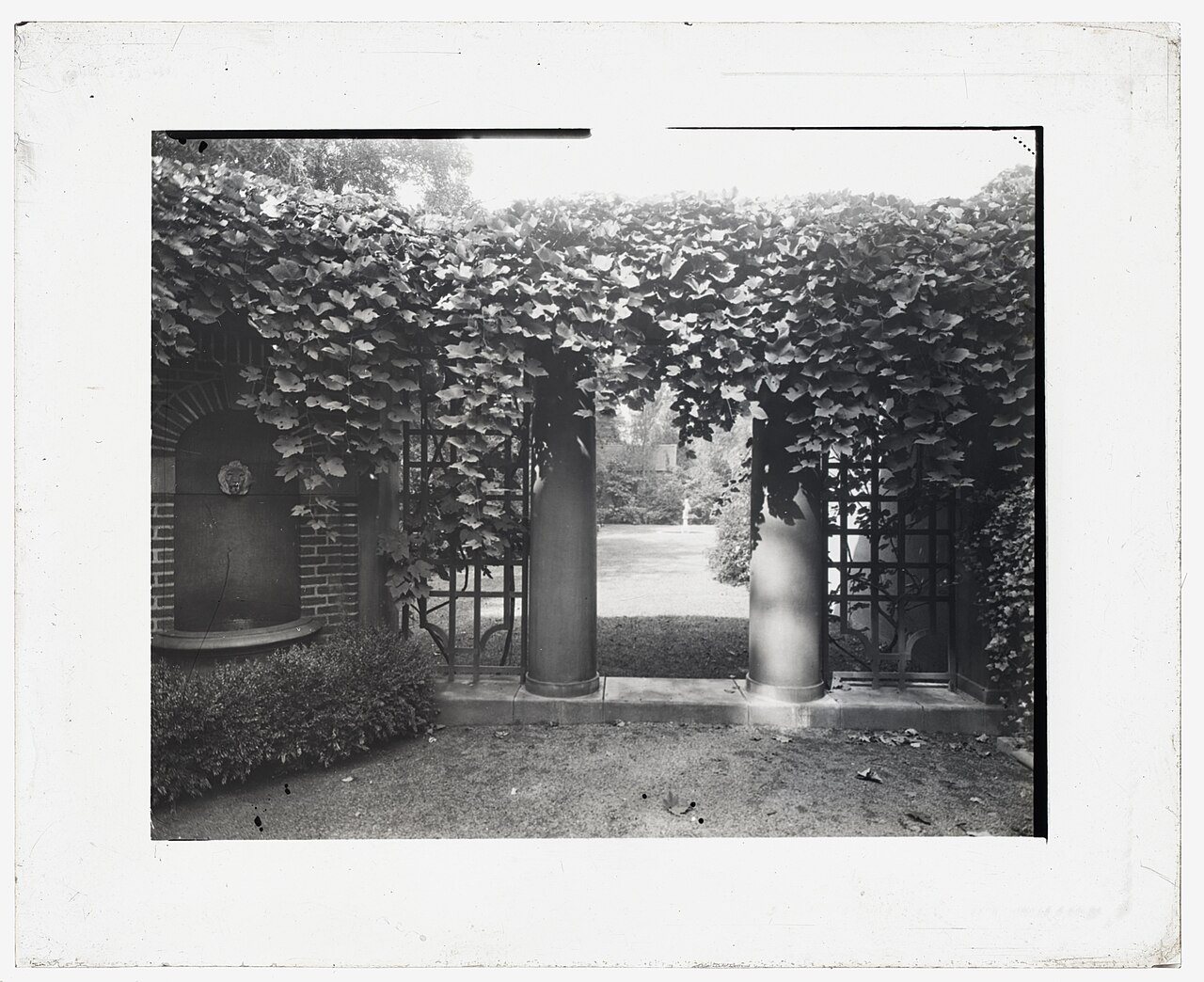 East Hampton Free Library, 159 Main Street, East Hampton, New York. Entrance to garden