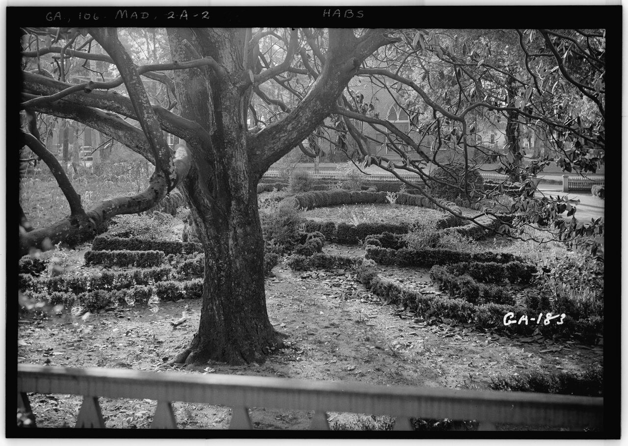 Historic American Buildings Survey L. D. Andrew - Photographer June, 5, 1936 GARDEN LOOKING N.W. FROM PORCH - Kolb-Pou-…