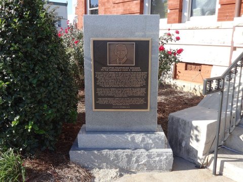 Dedicating Courthouse Grounds plaque
