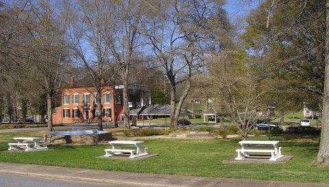 HomerGeorgiaDownTownParkLookingTowardsOldCourtHouse