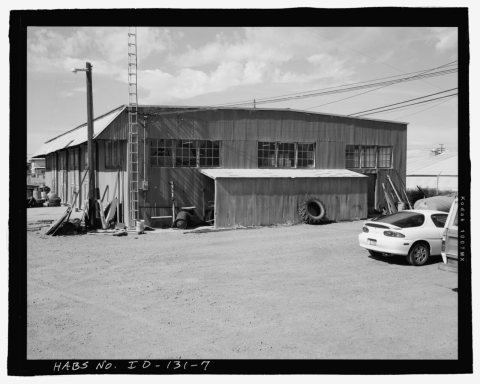 AFRD WAREHOUSE, EAST SIDE, FACING WEST. NOTE LEAN-TO AFFIXED TO WALL AND THREE SETS OF TRIPLE-BANK WINDOWS. - Minidoka …