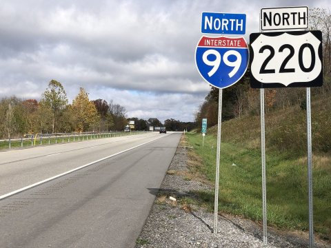 2021-10-27 13 22 04 View north along Interstate 99 and U.S. Route 220 just north of Exit 41 in Antis Township, Blair Co…