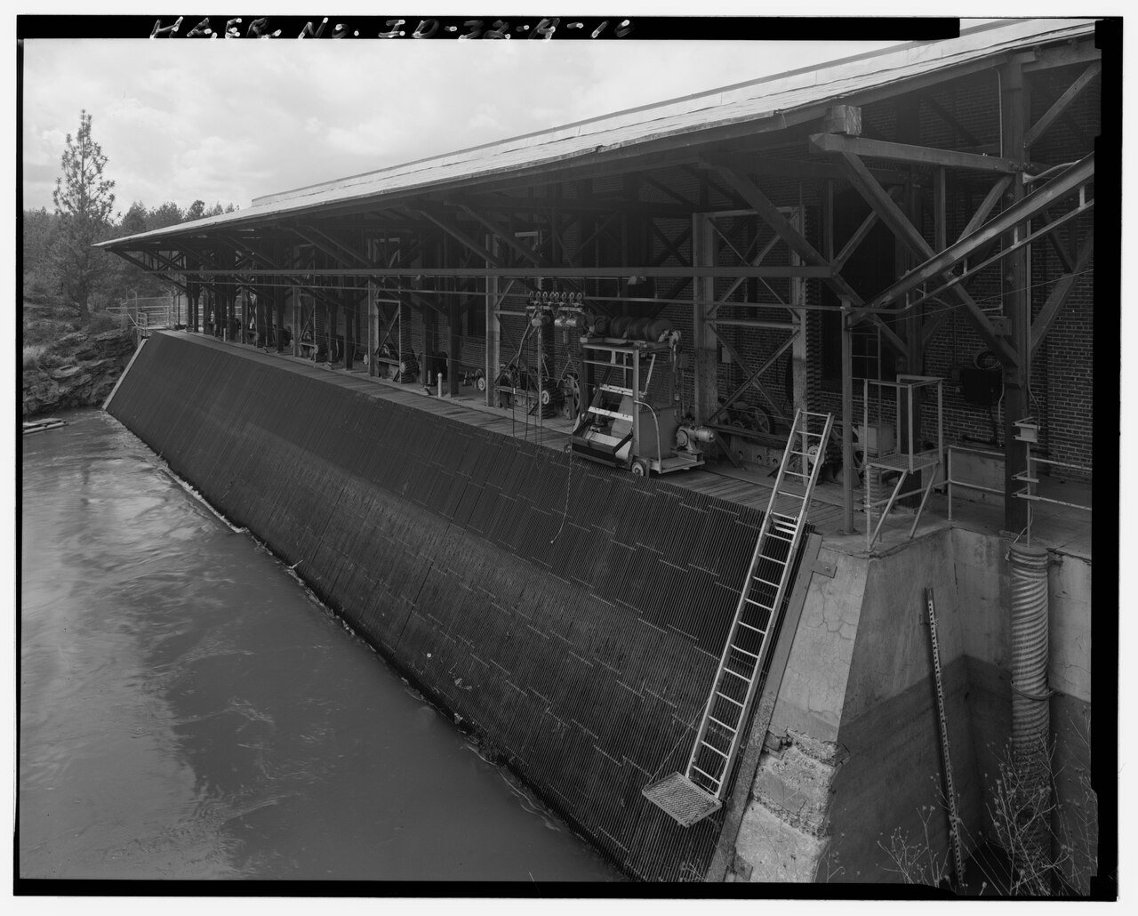 CLOSE-UP VIEW OF THE TRASH RAKES, THEIR LIFTING MECHANISM (RIGHT FOREGROUND), AND CLUTCHES THAT OPEN AND CLOSE THE SIX …