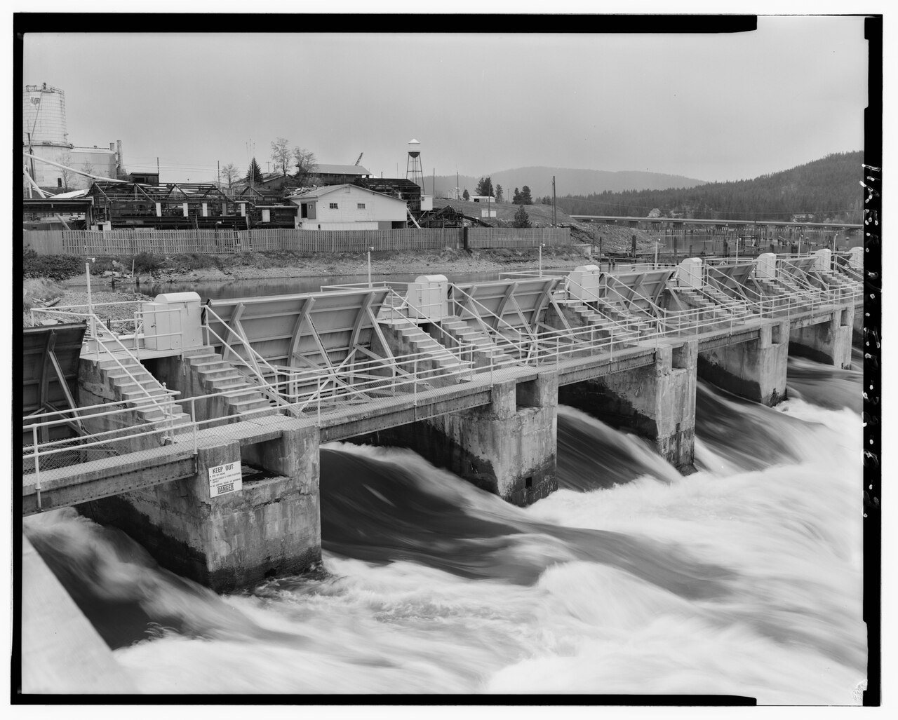 CLOSE-UP VIEW OF THE TAINTER GATES AND SPILLWAY OF THE NORTH CHANNEL DAM, LOOKING SOUTH. - Washington Water Power Compa…