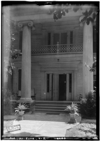 CLOSE-UP OF FRONT, (WEST) - Reese-Lucius House, 242 Wilson Avenue, Eutaw, Greene County, AL HABS ALA,32-EUTA,4-2