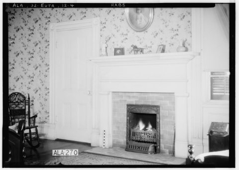 DOOR AND MANTEL IN W. WALL OF LIVING ROOM - C. W. Dunlap House, 237 Wilson Avenue, Eutaw, Greene County, AL HABS ALA,32…