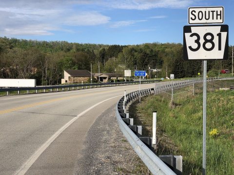 2022-05-14 08 13 45 View south along Pennsylvania State Route 381 (Elliotsville Road) at U.S. Route 40 (National Pike) …