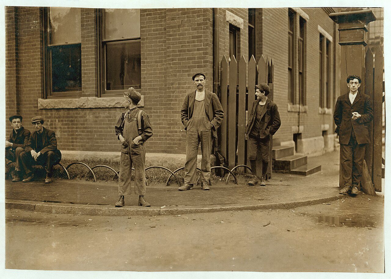 6 A. M., June 10, 1909. Going into Warren (R.I.) Mfg. Co. LOC nclc.01821