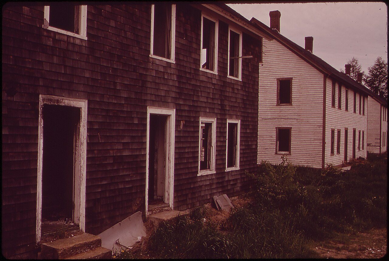 ABANDONED MILL HOUSES IN