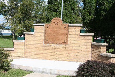 Davis, IL War Memorial 02